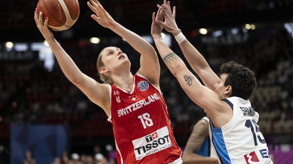 Piraeus (Greece), 18/06/2025.- Lin Schwarz of Switzerland (L) in action against Artemis Spanou of Greece during the FIBA Women's EuroBasket 2025 game between Greece and Switzerland, in Piraeus, Greece, 18 June 2025. (Baloncesto, Grecia, Suiza, Pireo) EFE/EPA/ALESSANDRO DELLA VALLE
