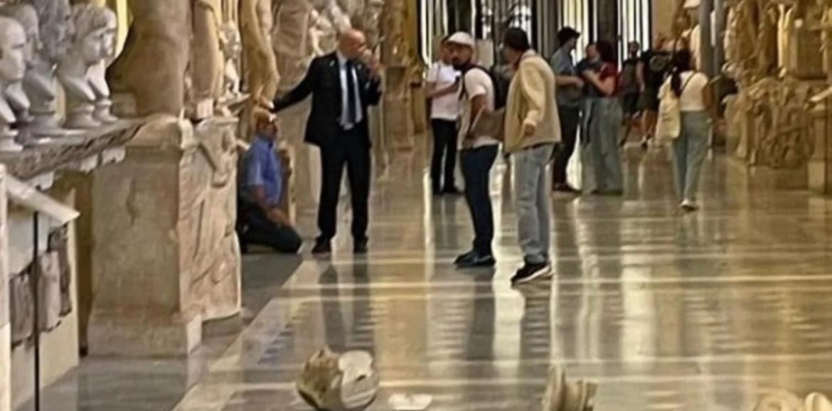Rotura de bustos en El Vaticano de turista que no pudo ver al Papa Francisco. Foto: Instagram.