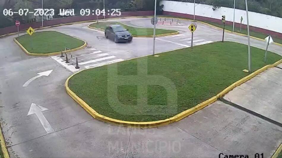 Vuelco de una conductora que realizaba el examen de manejo en Lanús. Foto: Captura de video.