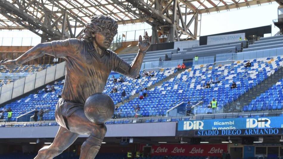 Estatua de Diego Maradona en la cancha del Napoli. Foto: Twitter.
