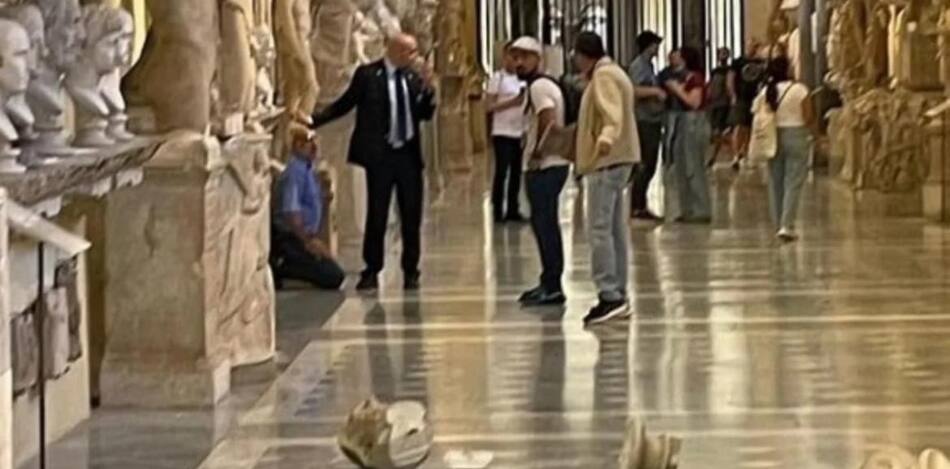 Rotura de bustos en El Vaticano de turista que no pudo ver al Papa Francisco. Foto: Instagram.