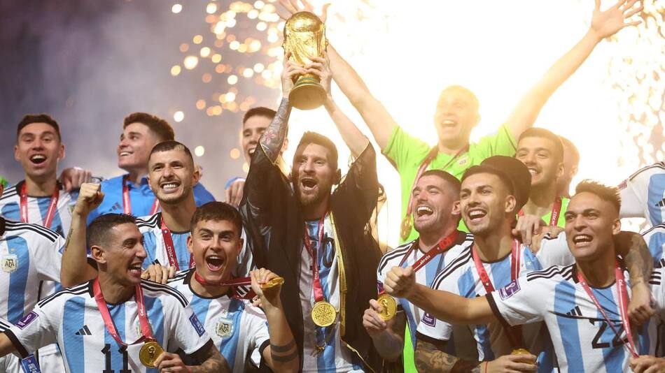 Lionel Messi con la Copa del Mundo de Qatar 2022. Foto: Reuters.