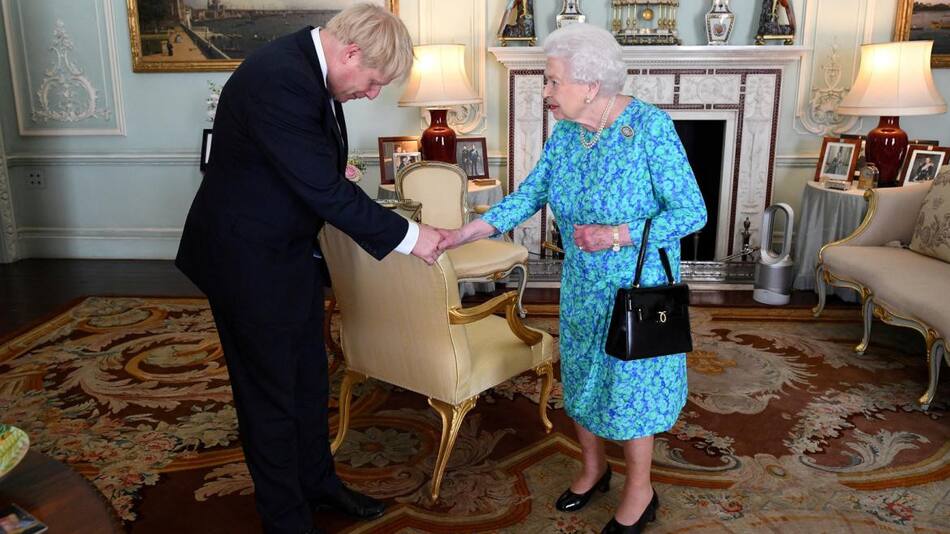Boris Johnson y la reina_Reuters