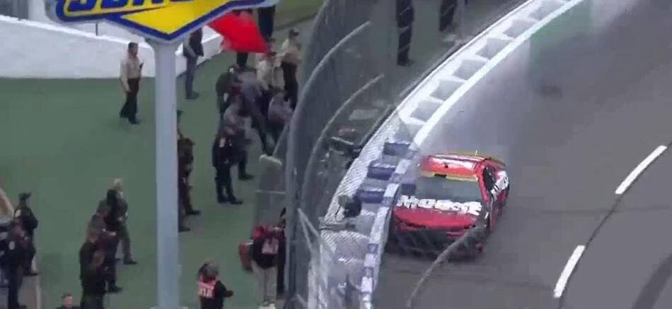 Piloto de NASCAR usa maniobra que aprendió en videojuegos. Foto: NASCAR